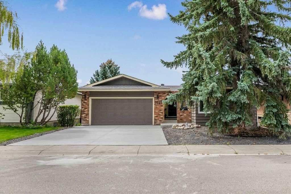 7707 67 Avenue NW, Calgary — photo 3 of 37