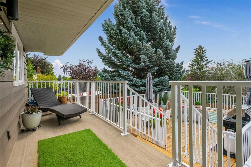7707 67 Avenue NW, Calgary — photo 5 of 37