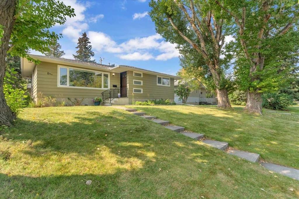 427 Capri Avenue NW, Calgary — main listing photo