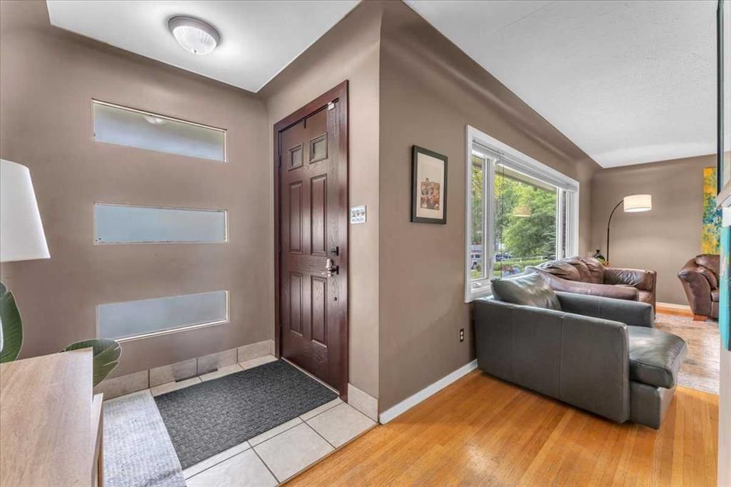 427 Capri Avenue NW, Calgary — photo 2 of 42