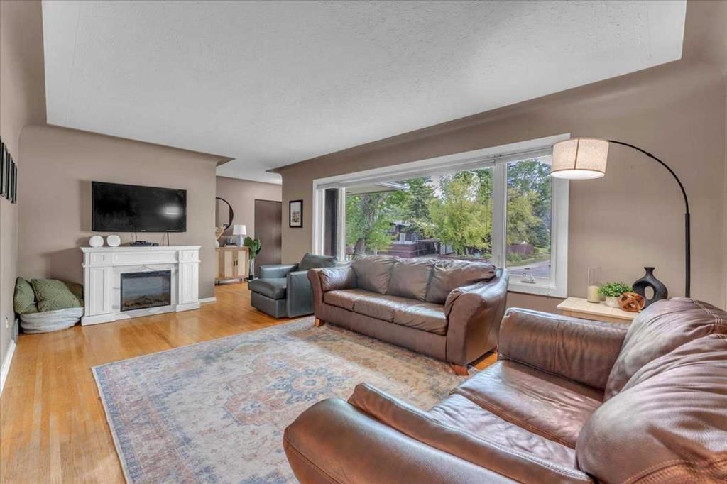 427 Capri Avenue NW, Calgary — photo 3 of 42