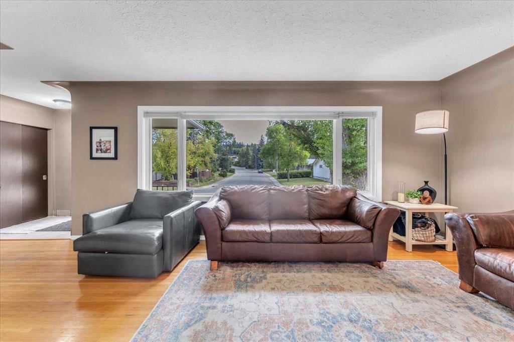 427 Capri Avenue NW, Calgary — photo 4 of 42