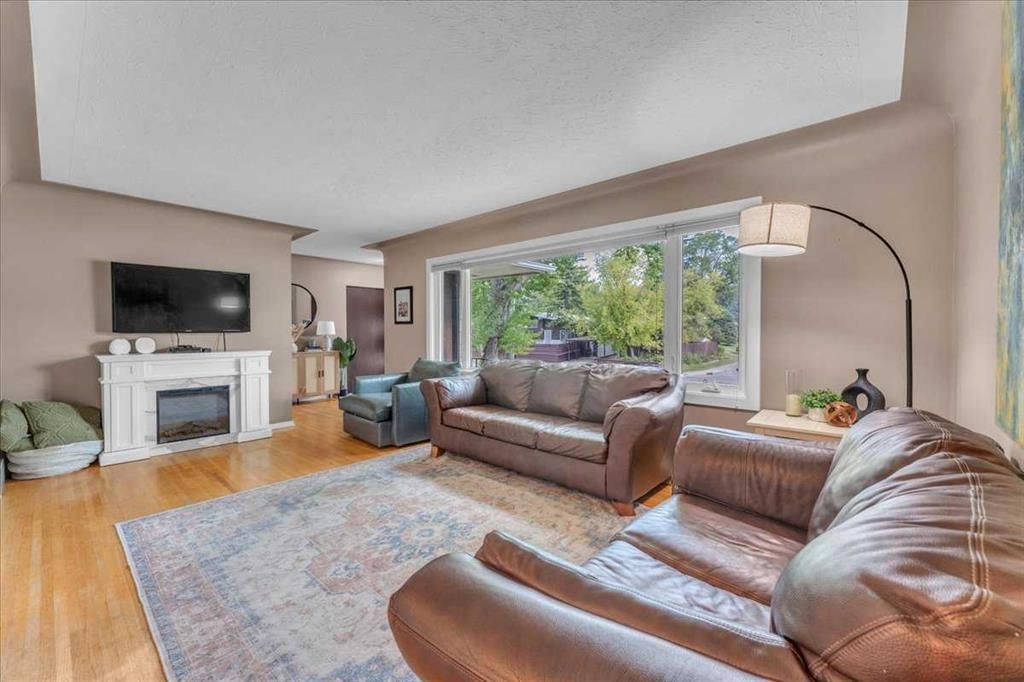 427 Capri Avenue NW, Calgary — photo 5 of 42