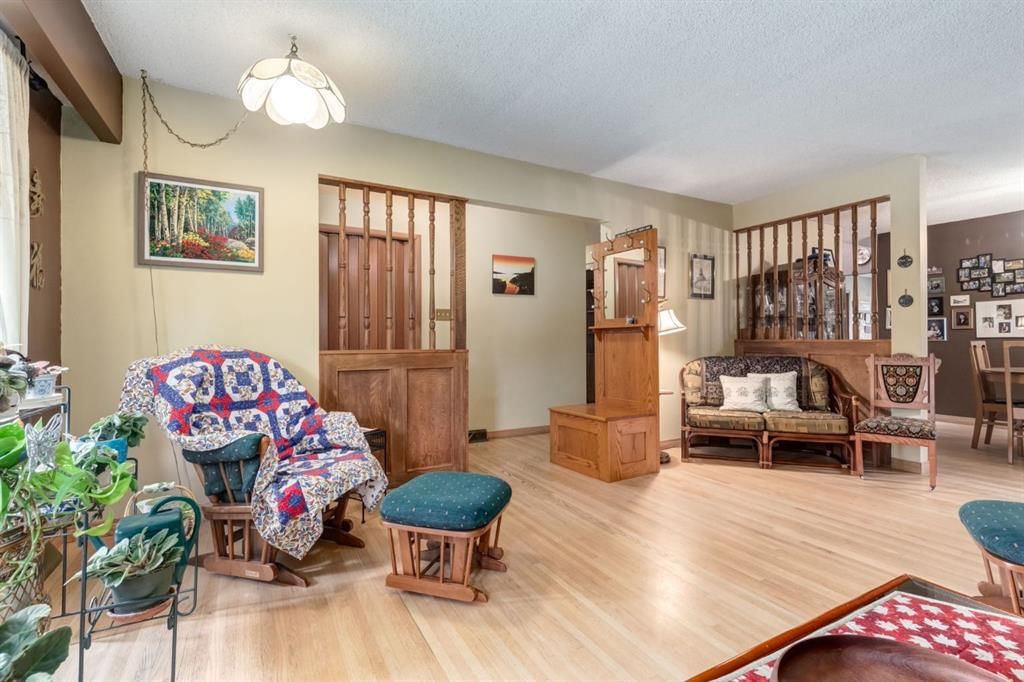 274 Carragana Crescent NW, Calgary — photo 3 of 33
