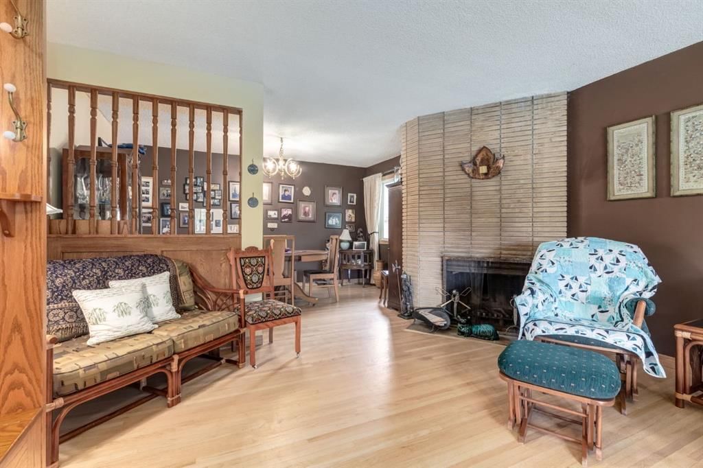 274 Carragana Crescent NW, Calgary — photo 4 of 33