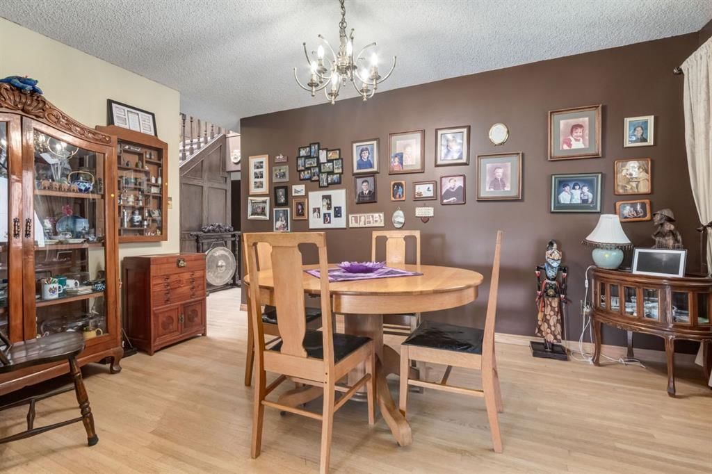 274 Carragana Crescent NW, Calgary — photo 5 of 33