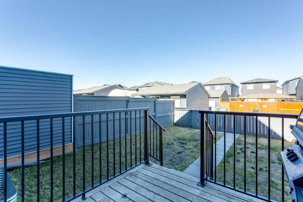 442 Belmont Avenue SW, Calgary — photo 5 of 32
