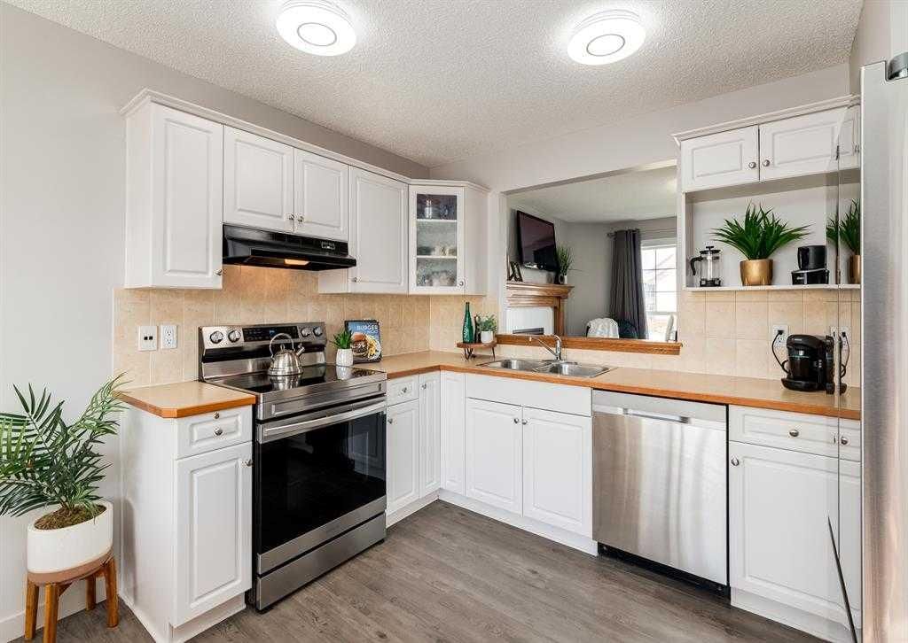 121 Cramond Close SE, Calgary — photo 5 of 23