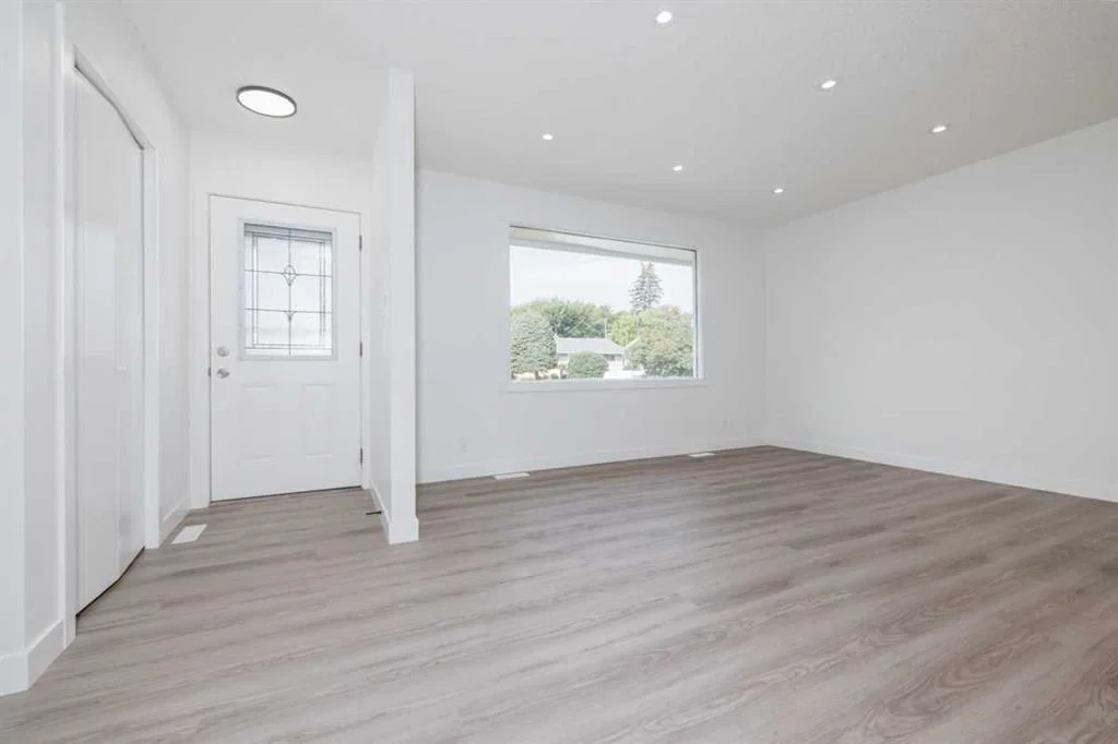 2618 41 Street SE, Calgary — photo 3 of 29