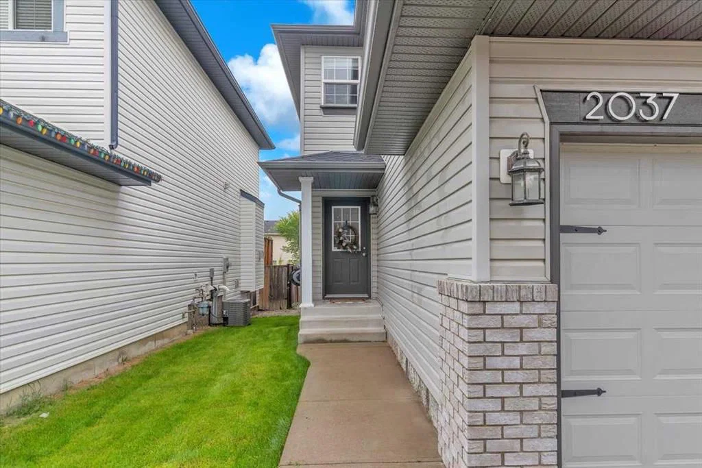 2037 Bridlemeadows Manor SW, Calgary — photo 4 of 48