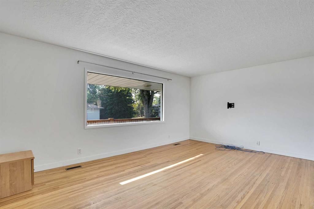 9 Cottage Street NW, Calgary — photo 3 of 38