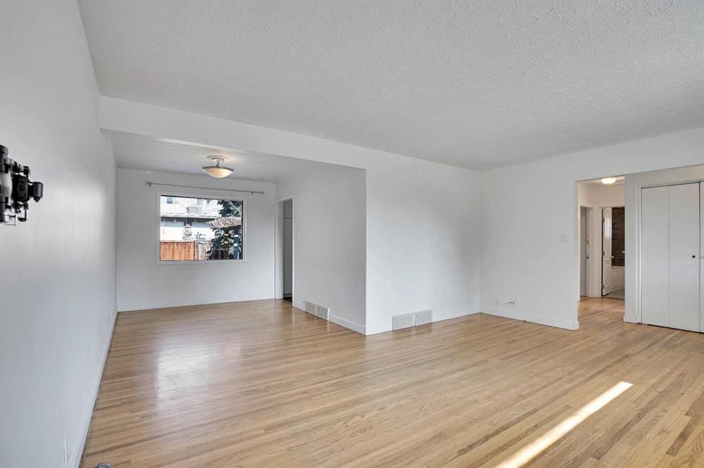 9 Cottage Street NW, Calgary — photo 4 of 38