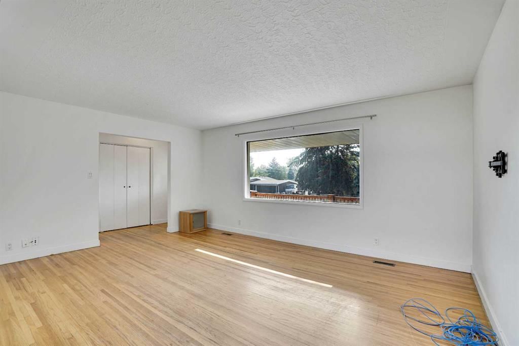 9 Cottage Street NW, Calgary — photo 5 of 38