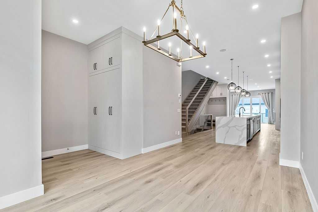 910 41 Street SW, Calgary — photo 3 of 29