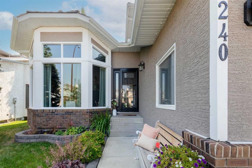 240 Woodbriar Place SW, Calgary — photo 4 of 44