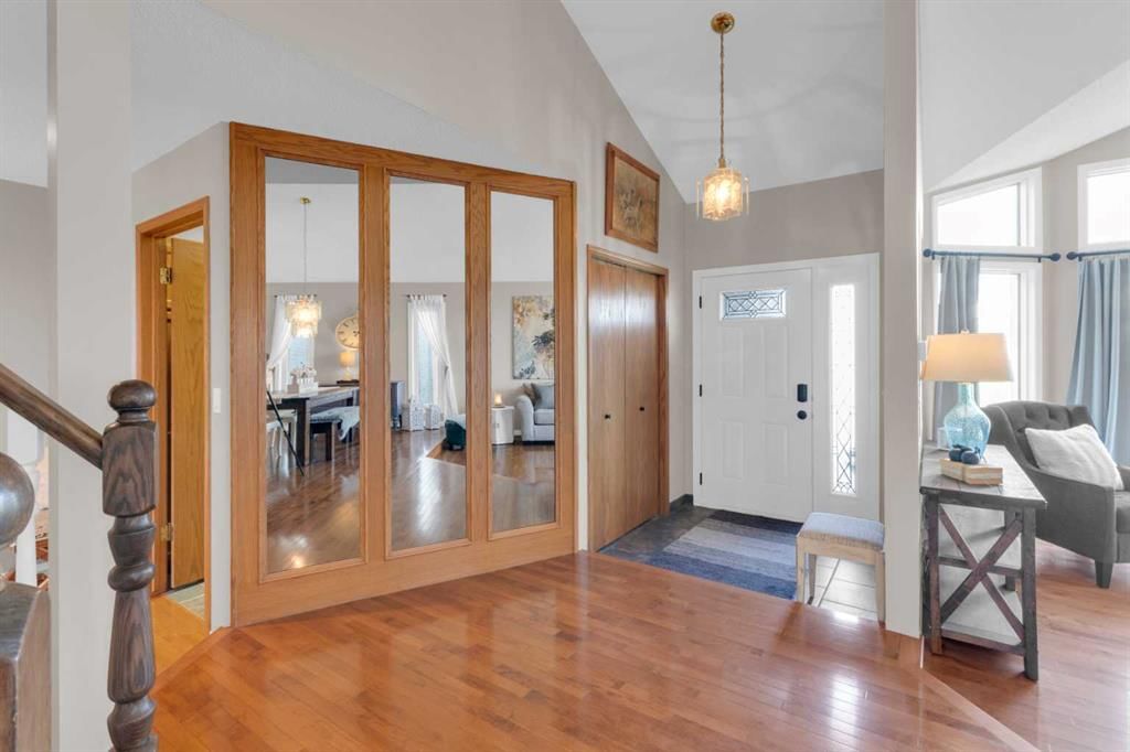 240 Woodbriar Place SW, Calgary — photo 5 of 44