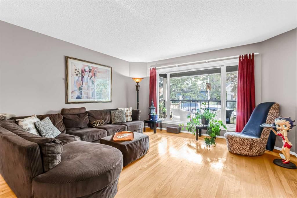 924 19 Avenue NW, Calgary — photo 4 of 47