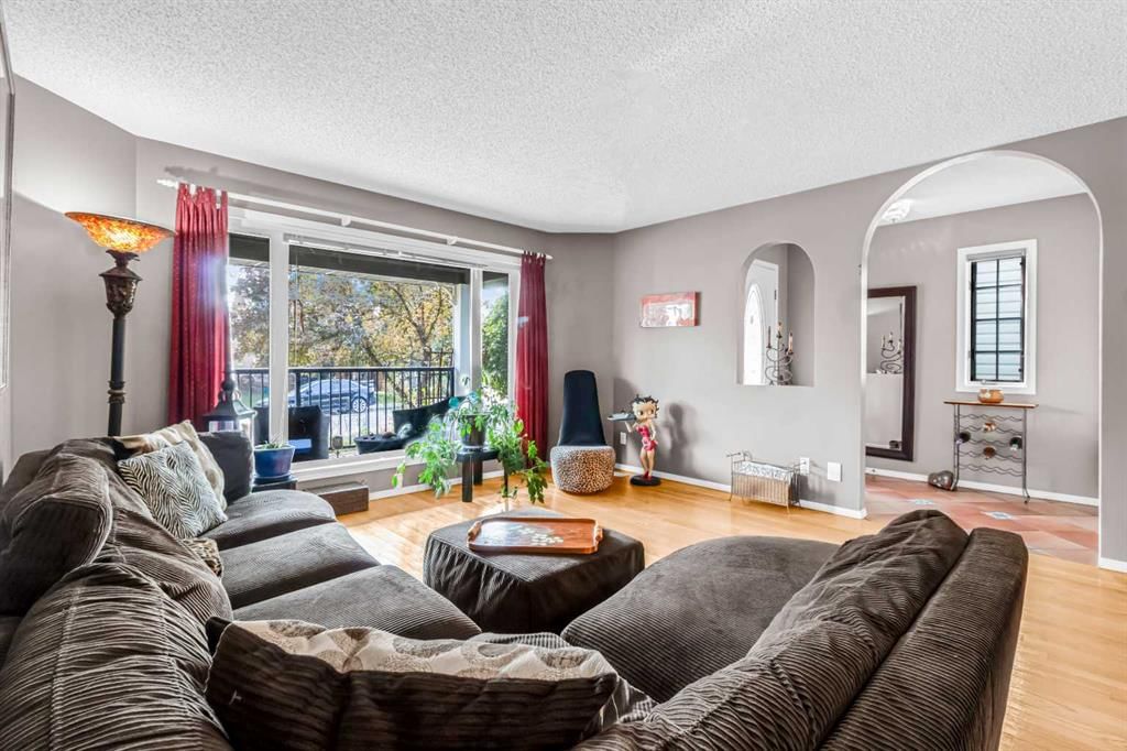 924 19 Avenue NW, Calgary — photo 5 of 47
