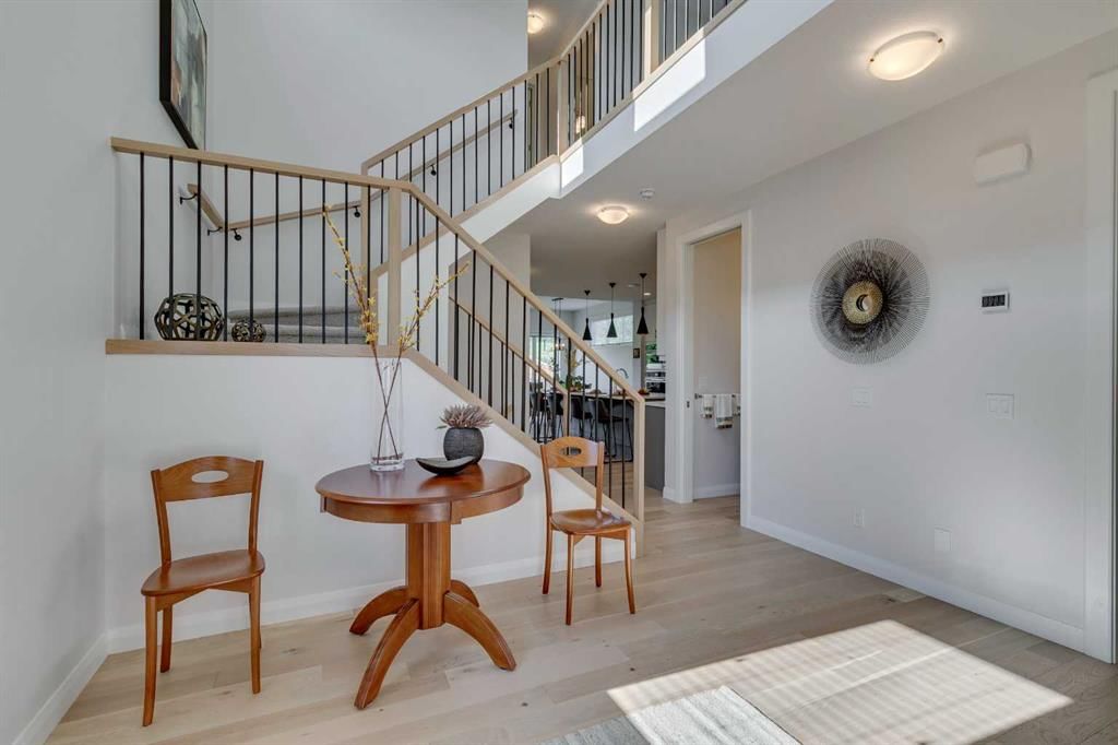 64 Crestbrook View SW, Calgary — photo 2 of 46