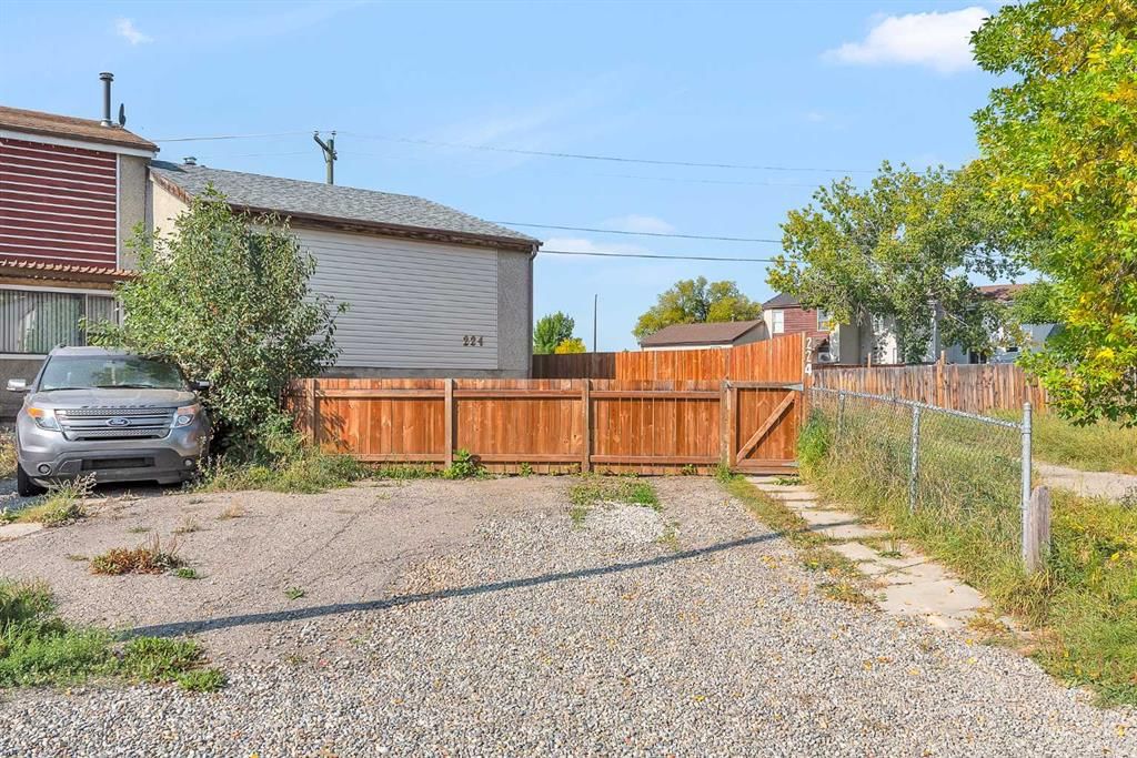 224 Pensville Close SE, Calgary — photo 3 of 26