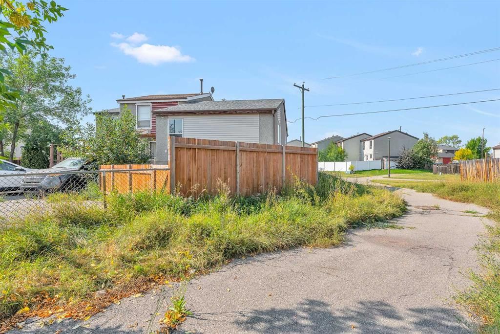 224 Pensville Close SE, Calgary — photo 4 of 26