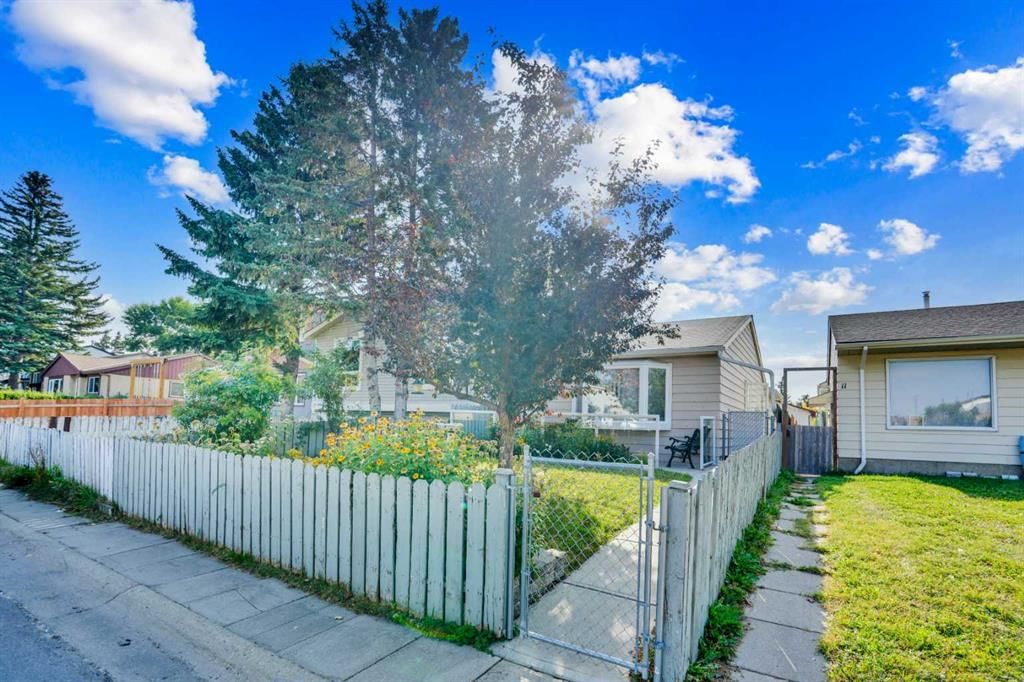 13 Falworth Way NE, Calgary — photo 3 of 42
