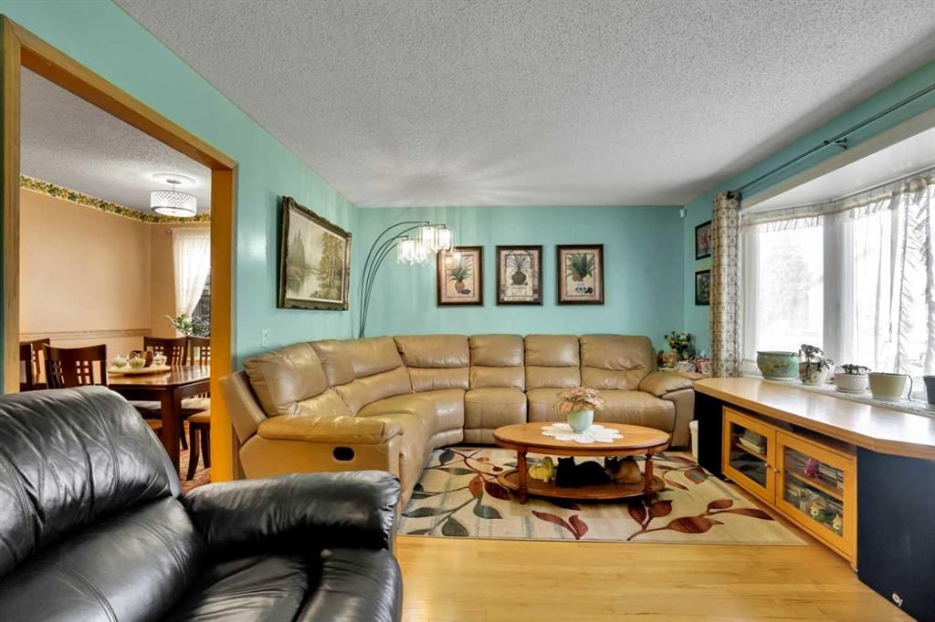 13 Falworth Way NE, Calgary — photo 5 of 42