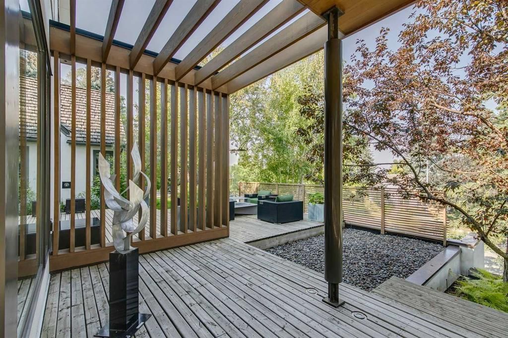 529 Sunderland Avenue SW, Calgary — photo 4 of 50