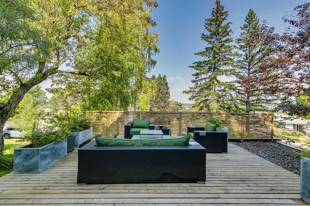 529 Sunderland Avenue SW, Calgary — photo 5 of 50