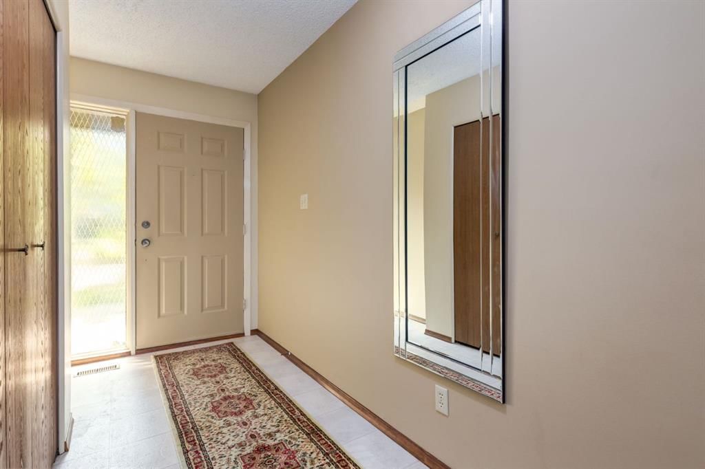 20 Point Mckay Court NW, Calgary — photo 3 of 50
