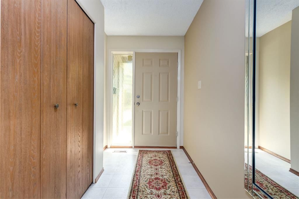 20 Point Mckay Court NW, Calgary — photo 4 of 50