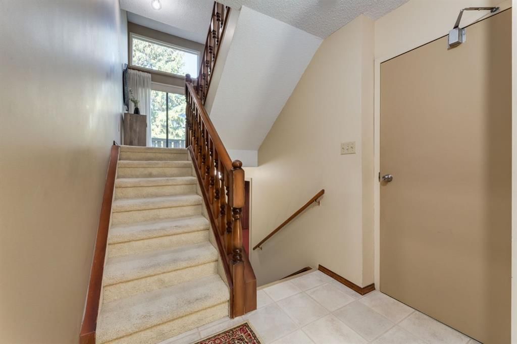 20 Point Mckay Court NW, Calgary — photo 5 of 50
