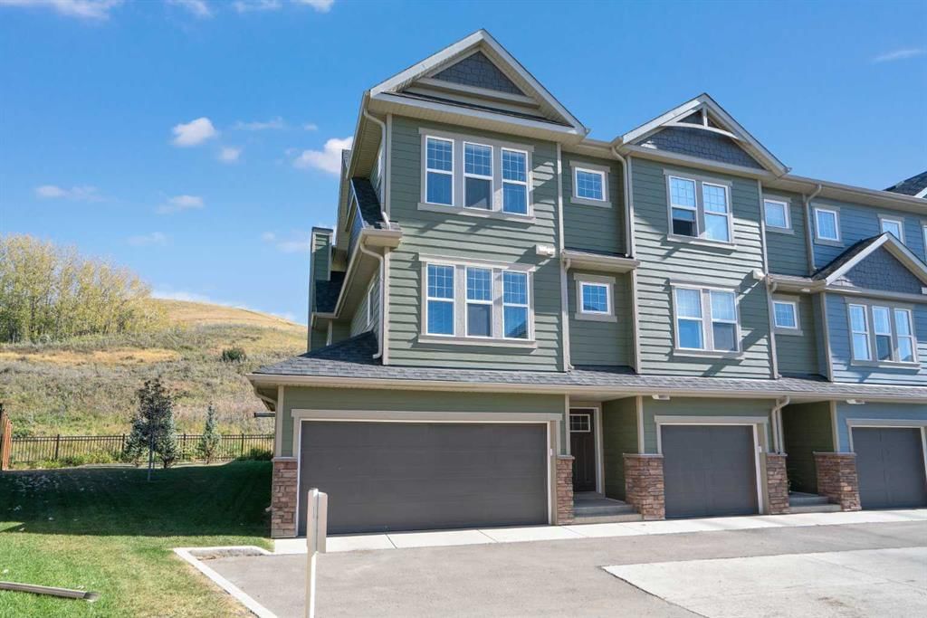 284 Cranbrook Square SE, Calgary — main listing photo