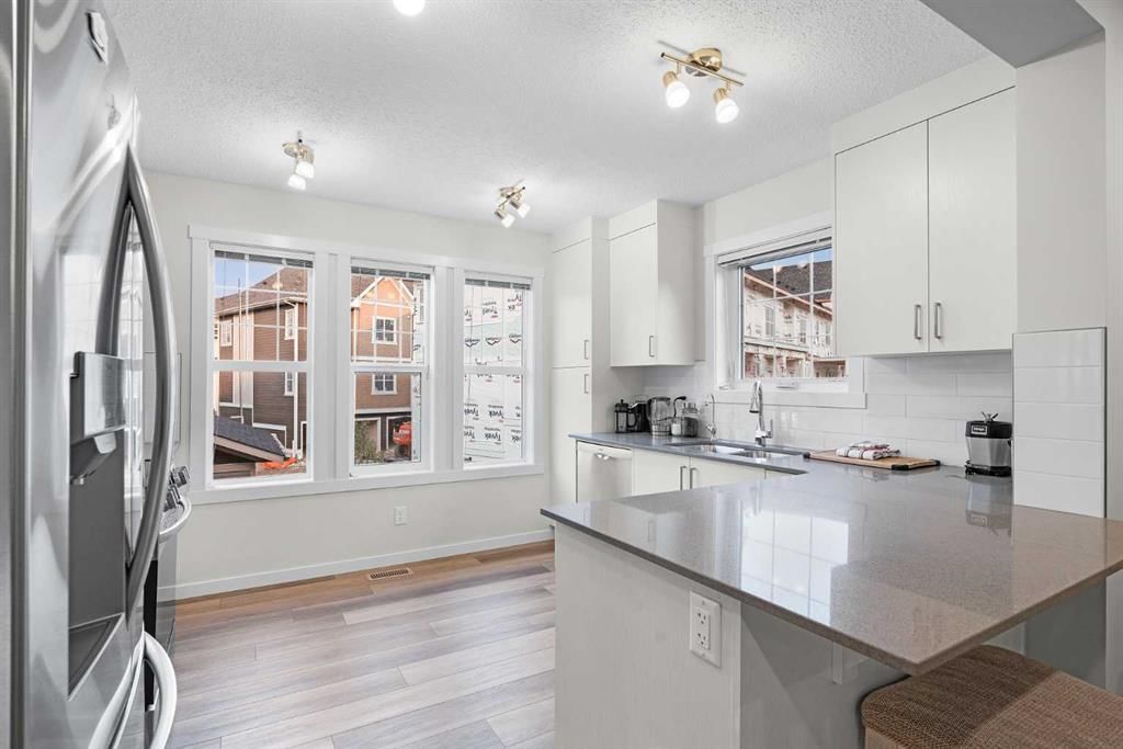 284 Cranbrook Square SE, Calgary — photo 5 of 30