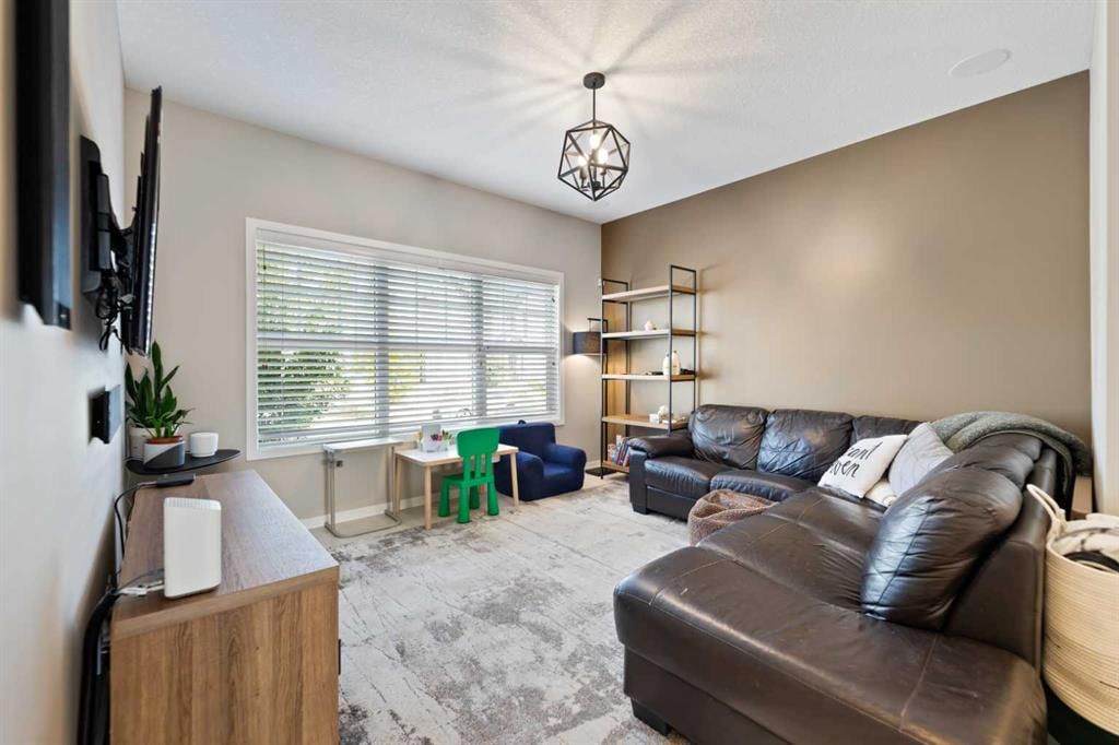 53 Masters Crescent SE, Calgary — photo 5 of 38
