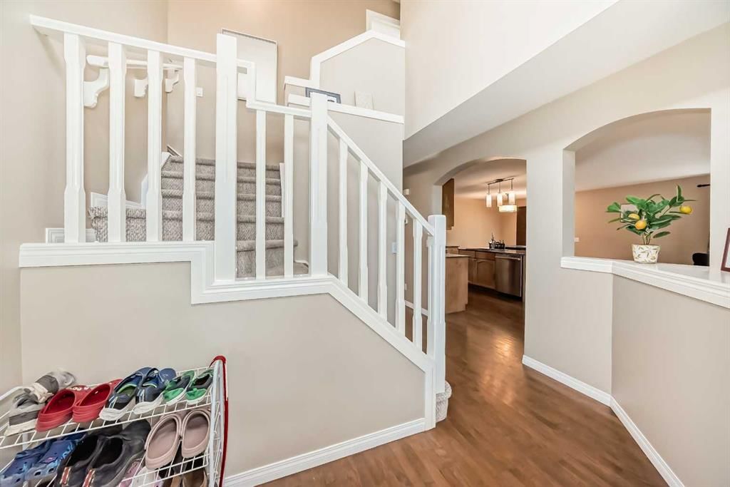 23 Rockyspring Green NW, Calgary — photo 3 of 37