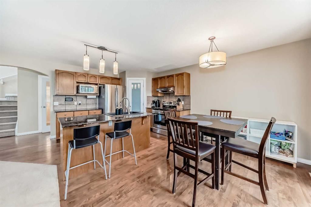 23 Rockyspring Green NW, Calgary — photo 4 of 37
