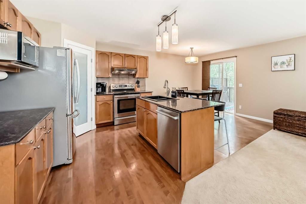 23 Rockyspring Green NW, Calgary — photo 5 of 37
