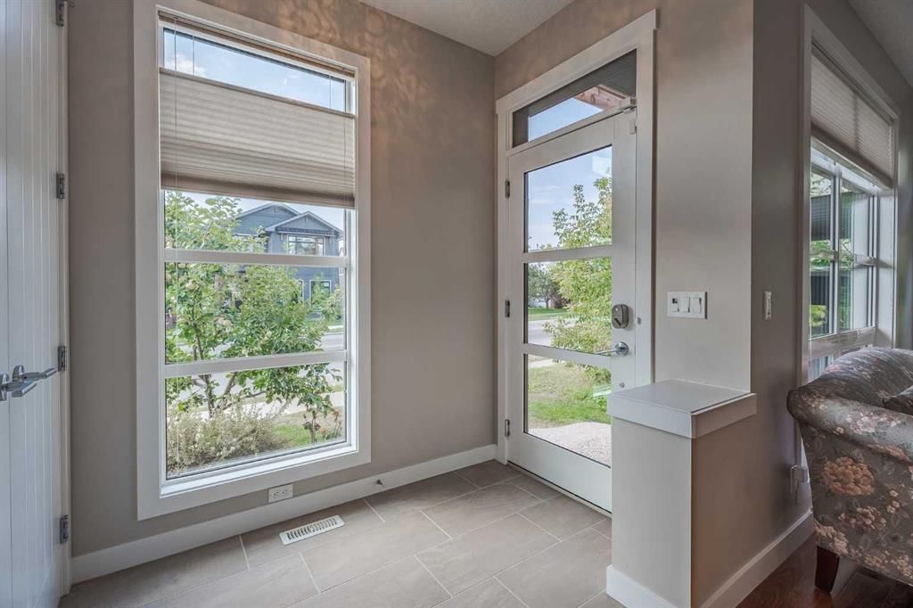 2212 5 Avenue NW, Calgary — photo 4 of 48