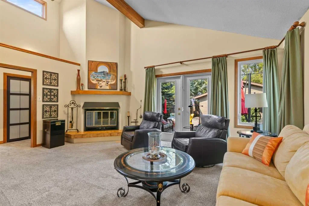 2224 24 Avenue NW, Calgary — photo 4 of 47