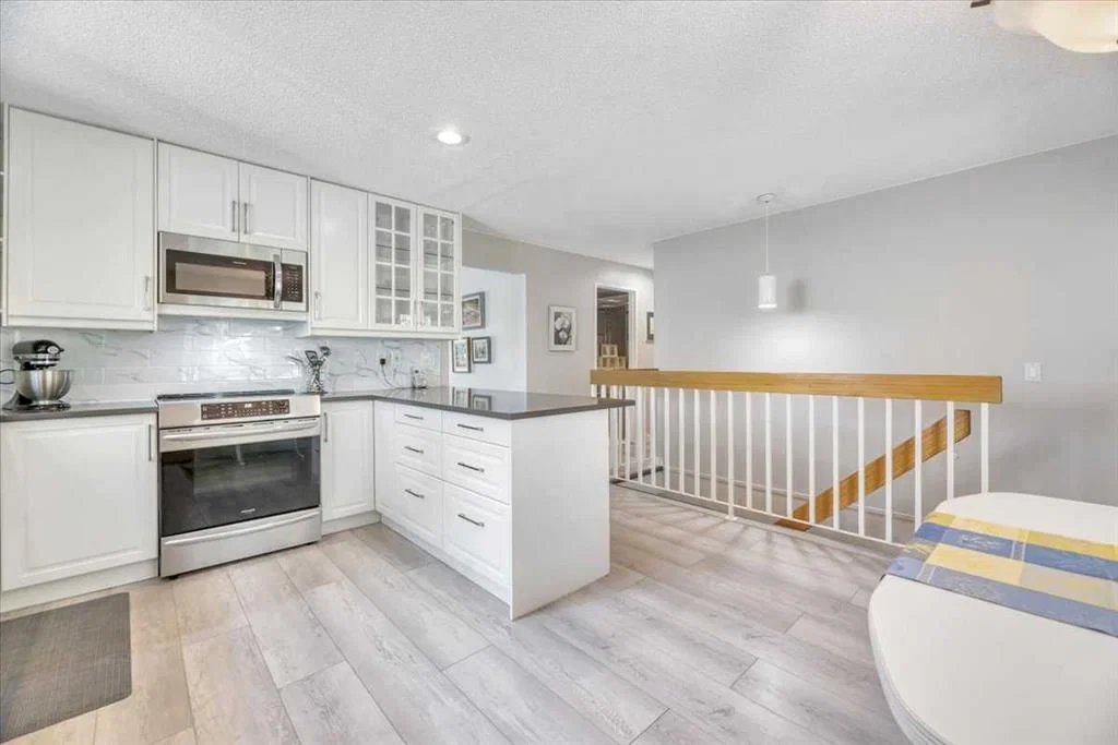 488 Strathcona Drive SW, Calgary — photo 3 of 50