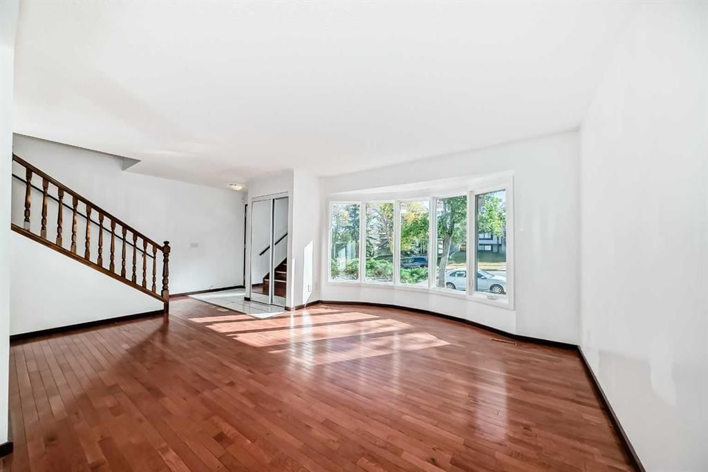 79 Bermuda Drive NW, Calgary — photo 5 of 33