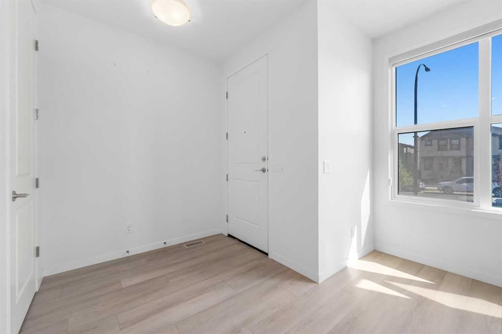 21 Edith Gate NW, Calgary — photo 4 of 43