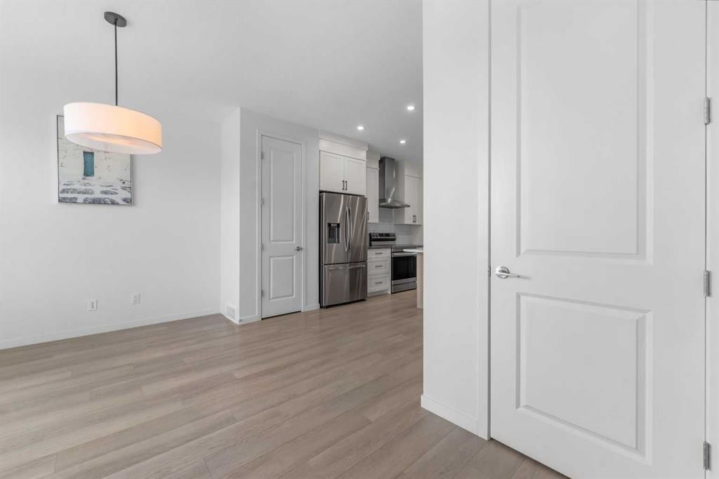 21 Edith Gate NW, Calgary — photo 5 of 43