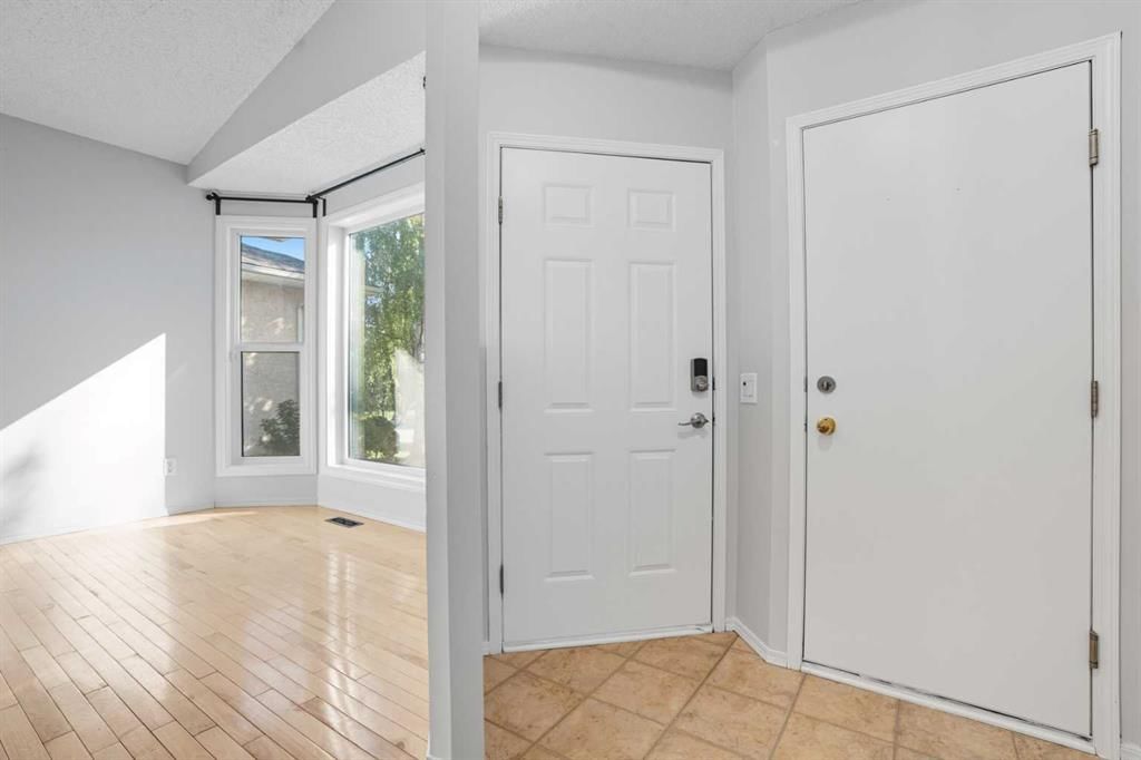 447 Shawbrooke Circle SW, Calgary — photo 3 of 24