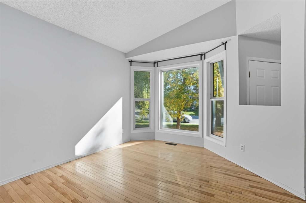 447 Shawbrooke Circle SW, Calgary — photo 4 of 24