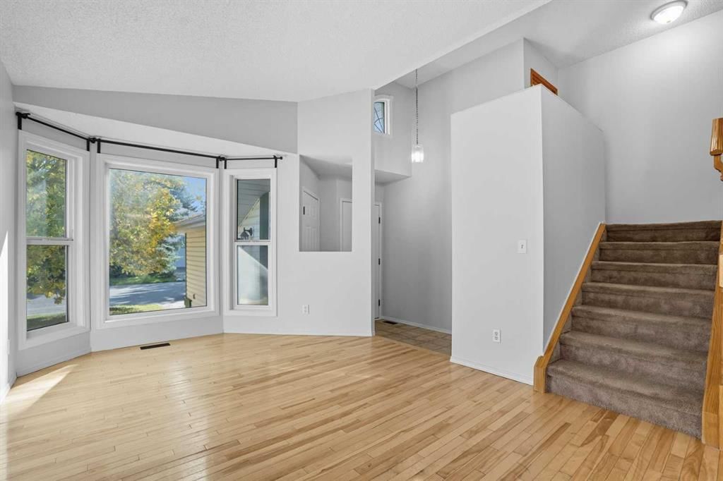 447 Shawbrooke Circle SW, Calgary — photo 5 of 24