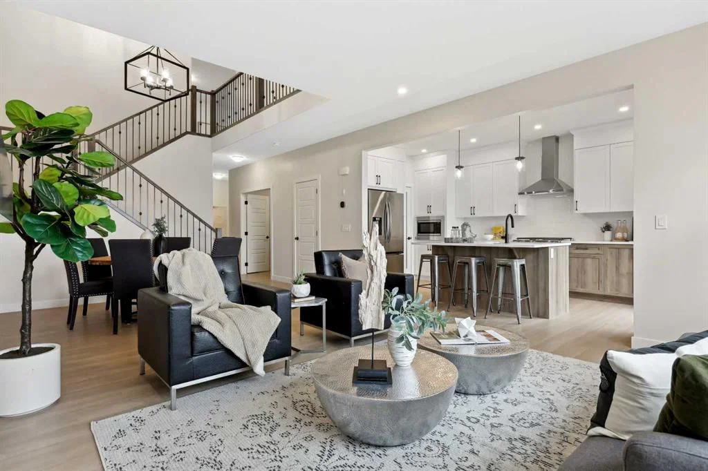 43 Versant View SW, Calgary — photo 2 of 36