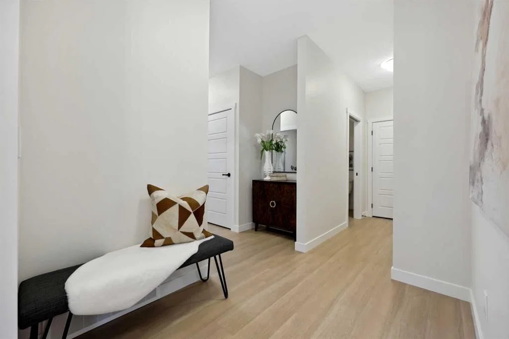 43 Versant View SW, Calgary — photo 4 of 36