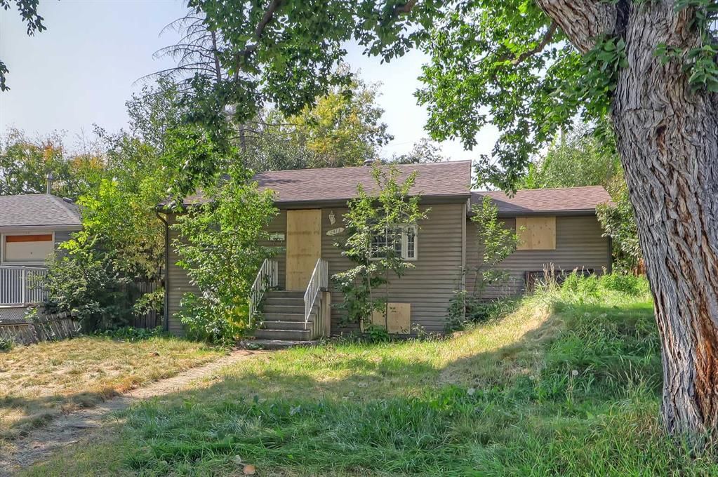 2411 Crestwood Road SE, Calgary — photo 3 of 10